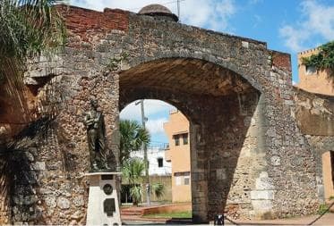 Private:Santo Domingo: Street Tour with Local Guide ā Guided tour and outdoor activity